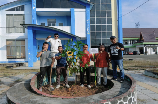 Gotong Royong Dan Penanaman Pohon Kantor Camat Tambang